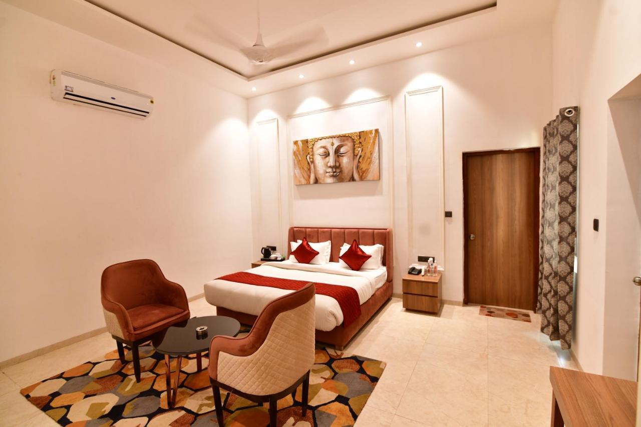 Kamay The Kohinoor Palace - A Heritage Hotel Faizabad ภายนอก รูปภาพ