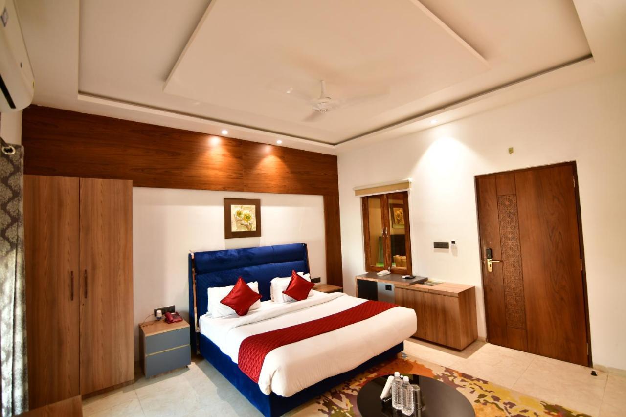Kamay The Kohinoor Palace - A Heritage Hotel Faizabad ภายนอก รูปภาพ