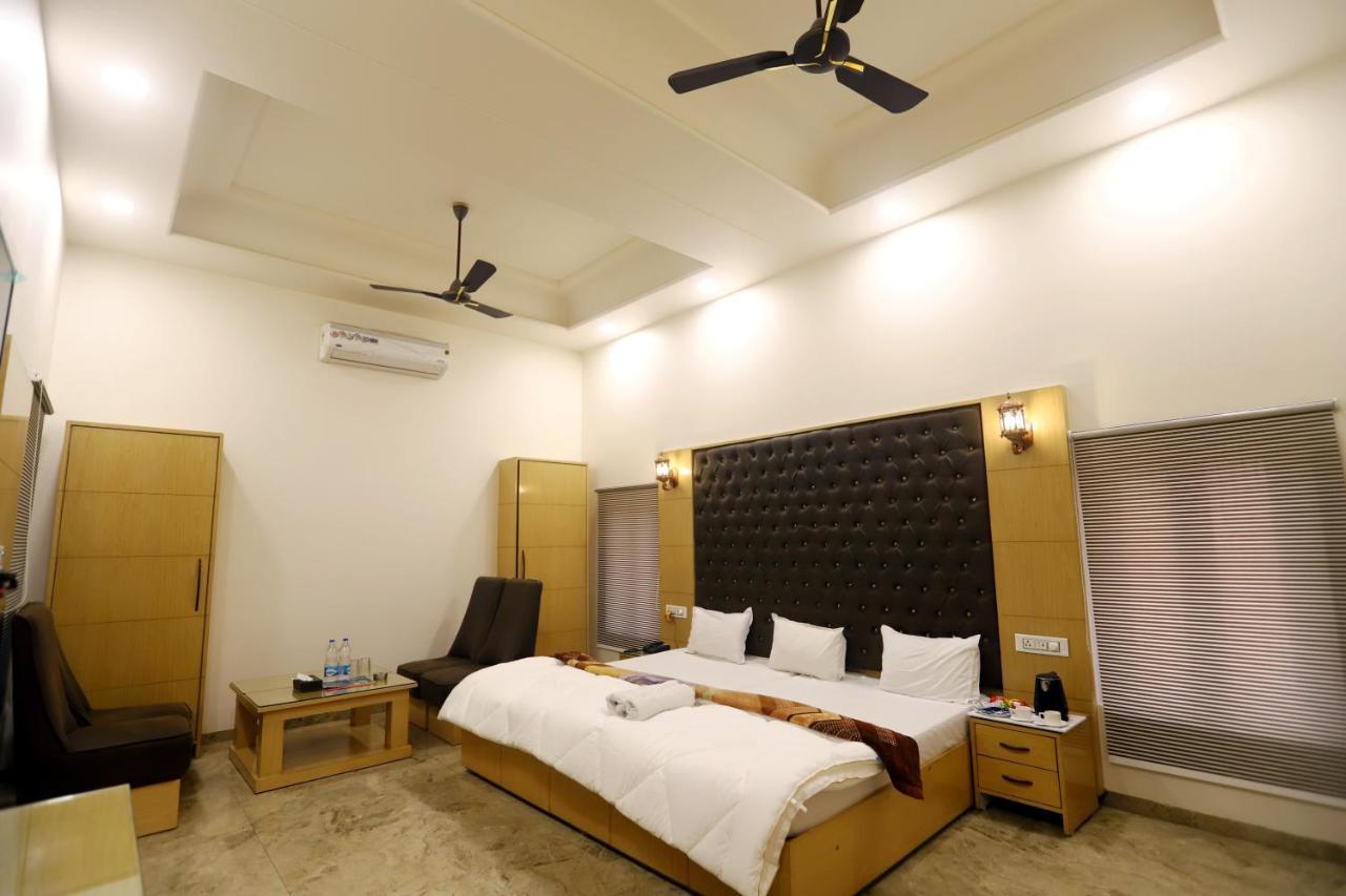 Kamay The Kohinoor Palace - A Heritage Hotel Faizabad ภายนอก รูปภาพ